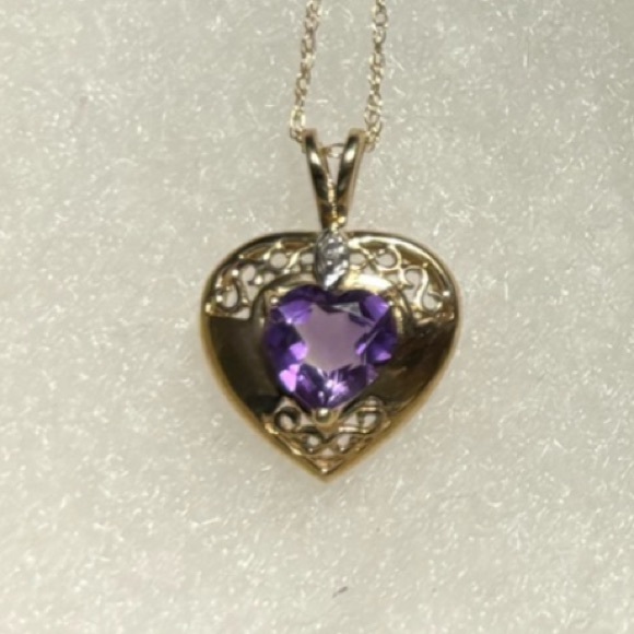 Jewelry - 10k gold heart shaped pendant with amethyst stone and small diamond